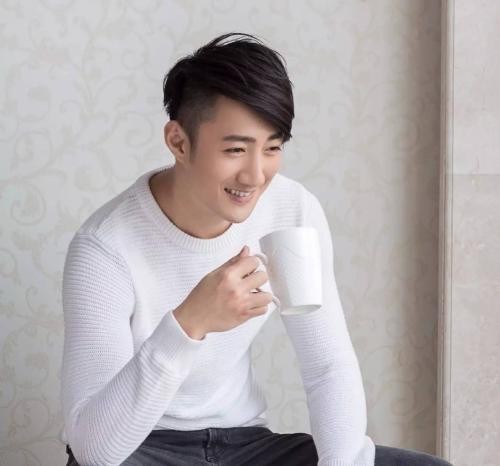 蔡淇俊近况定居内地开店当老板保养得当外表比实际年龄年轻