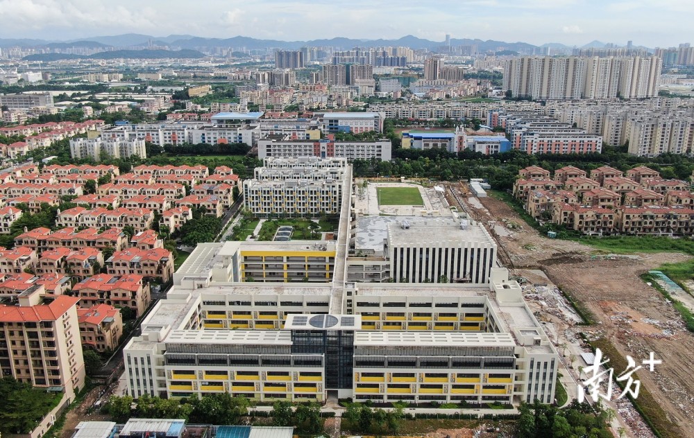 华南师范大学中山附属中学小学校区是一所民办学校,学校设置了18个