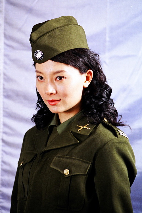 40位女明星军装照:赵丽颖金晨英气逼人,热巴娇俏,景甜青春可人