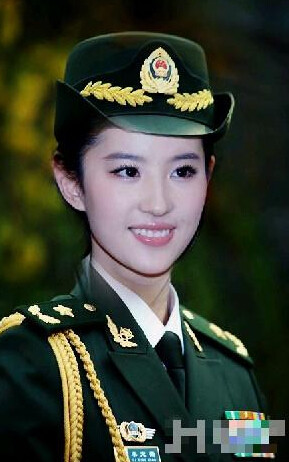 40位女明星军装照:赵丽颖金晨英气逼人,热巴娇俏,景甜青春可人