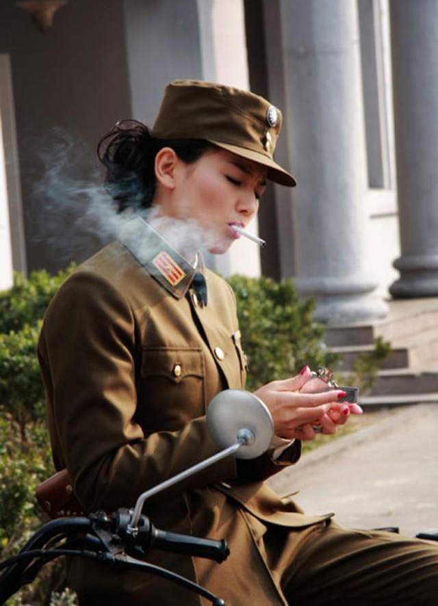 14.徐璐没想到徐璐也是当过兵的,穿上军装,身姿挺拔.15.