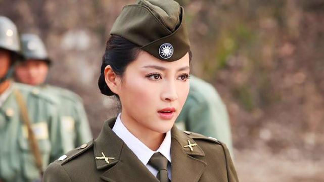 40位女明星軍裝照:趙麗穎金晨英氣逼人,熱巴嬌俏,景甜青春可人,宋軼