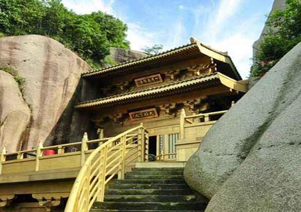 中國最特殊的懸空寺,耗費100噸黃銅建造,太陽一照處處散發金光