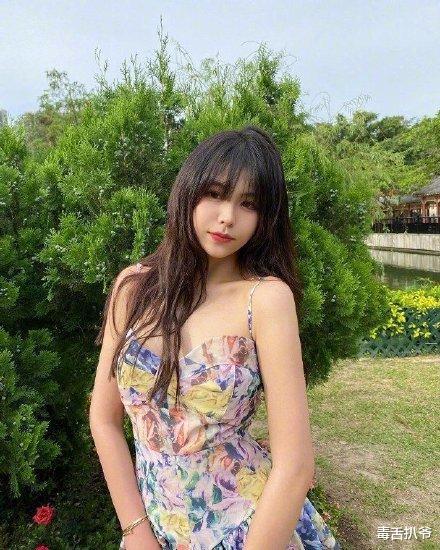 登上游艇后,张晓琪与星爷两人并排坐在游艇后排,不时耳语,颇为亲密