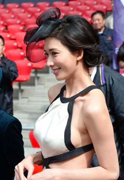 林志玲太瘦了反而很显老,穿"肚兜裙"脖颈青筋暴起,身材仍惊艳