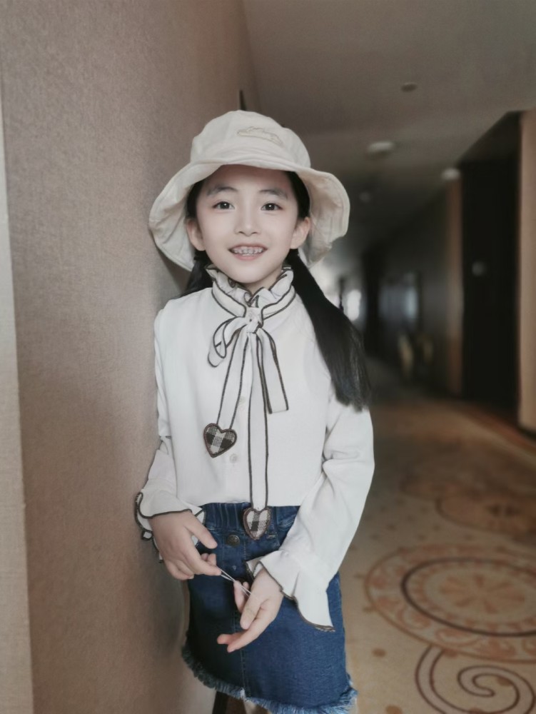 《乔家的儿女》首播引热议 乔三丽童年饰演者李洛伊再次顶流 圈内人