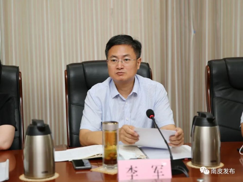 县委常委,组织部长李军传达了市委组织部关于乡村换届工作"回头看"的