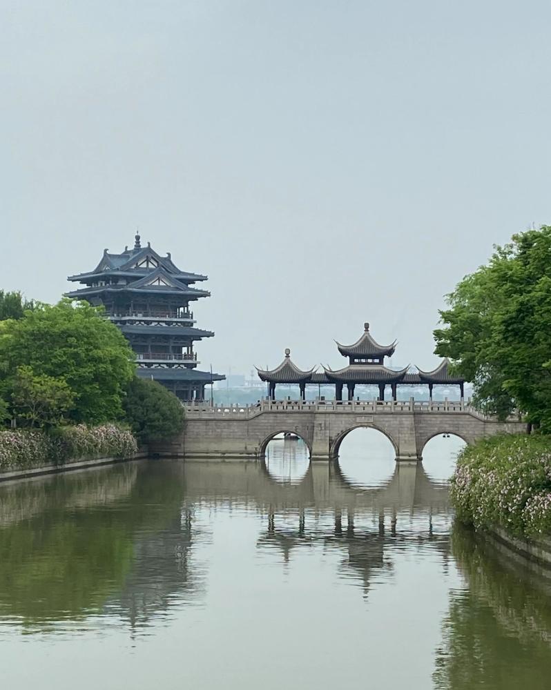 "氿"字从水,水是景区的灵魂,逐水而居不