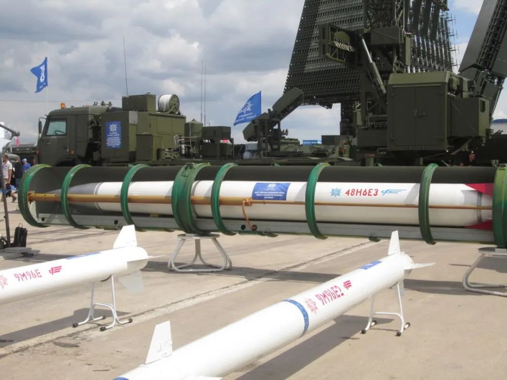 图片:s-400使用的48n6和9m96系列导弹.采用不同直径发射筒存储发射.
