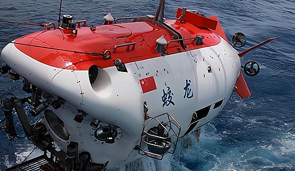 估计只有高科技潜水艇之类的才能进入一探究竟,就比如我国的蛟龙号,就