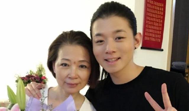 霍尊事件背后父亲发声维护母亲一味溺爱原生家庭难辞其咎