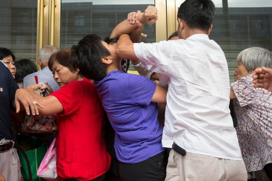 疯狂男子3分钟殴打13人在高铁上拒戴口罩吃了熊心豹子胆