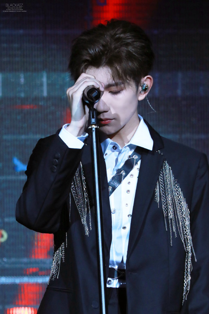 王源831没有哪个粉丝能扛得住一个把自己id打在大屏幕上的爱豆吧