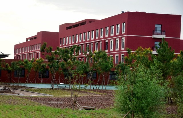 内蒙古赤峰这所学校,斥资2.7亿新建校区,占地177亩,预设60个班