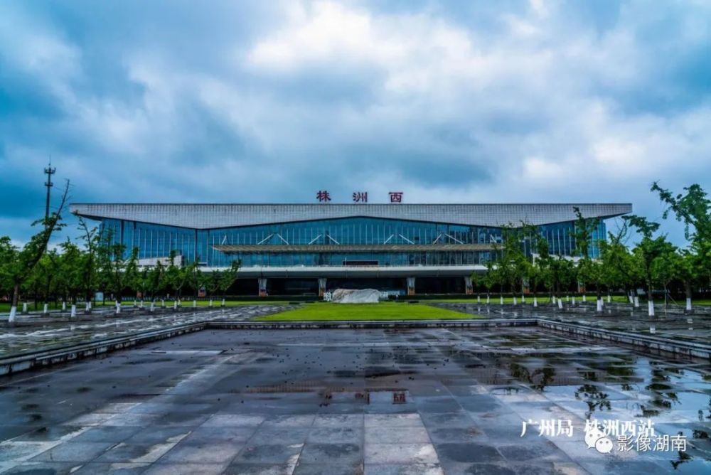 湖南摄影师跨越整个中国记录下火车站的美景