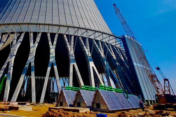 梁春雷 摄2018年4月24日,国能胜利电厂冷却塔进行x支柱土建施工脚手架