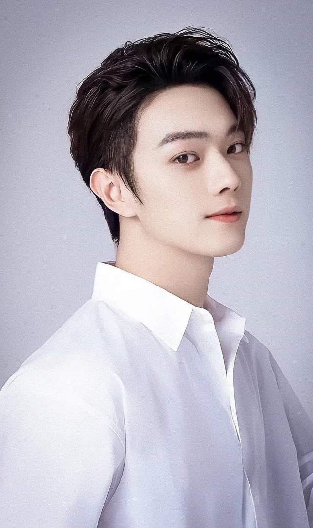 许凯也是凭借着非常阳光帅气的长相成功出圈,吸引了万千少女.