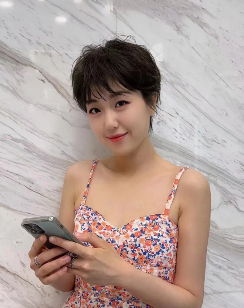 两侧头发剪短露会耳朵,很是利落干练,短发剪久了,我们更懂得在那方面