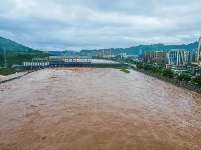 昨夜今晨暴雨來襲多地受災雅安再發地災氣象預警降雨還將持續