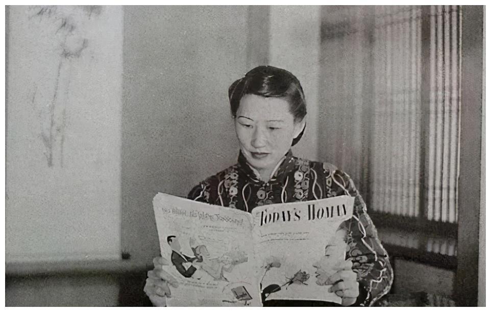 镜头下的赵四小姐涂指甲油光脚丫荡秋千喂鸡