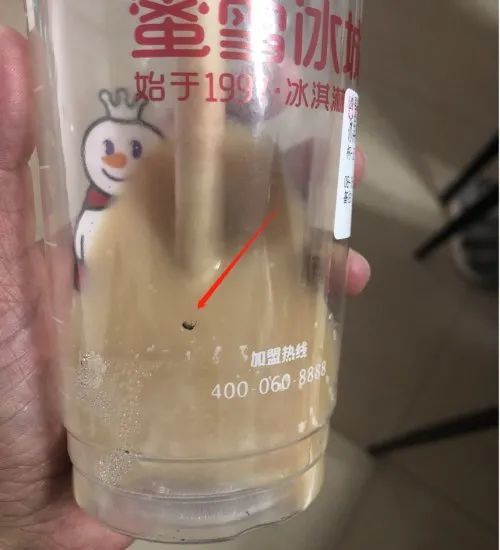 郑州市民蜜雪冰城饮料喝出黑色虫子,追踪:道歉并认真整改