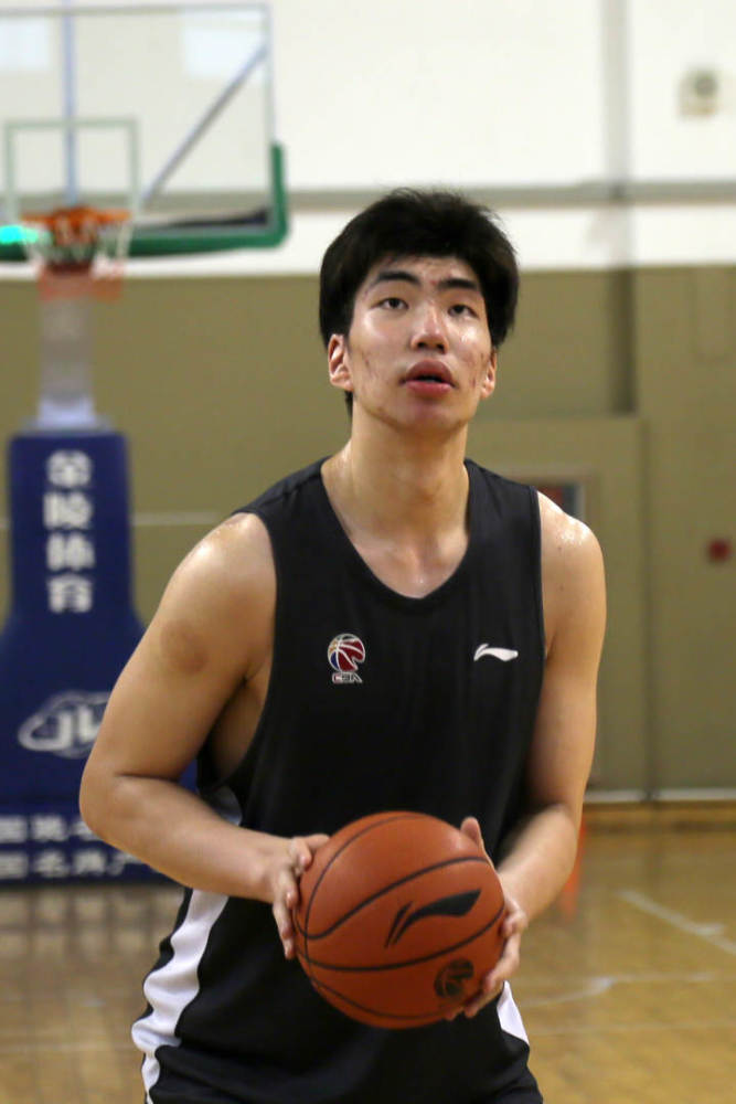 薪火相传余嘉豪接了老爸余乐平的班正式成为浙江男篮球员