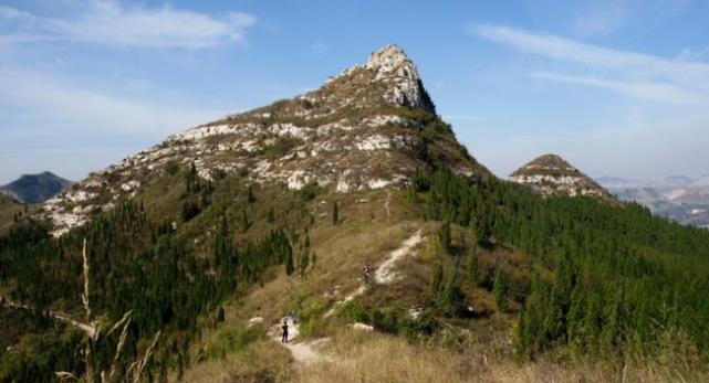 玲珑山嵯峨的石峰林凸起在浑圆的山顶上,远远望去,犹如一座雄踞山巅的