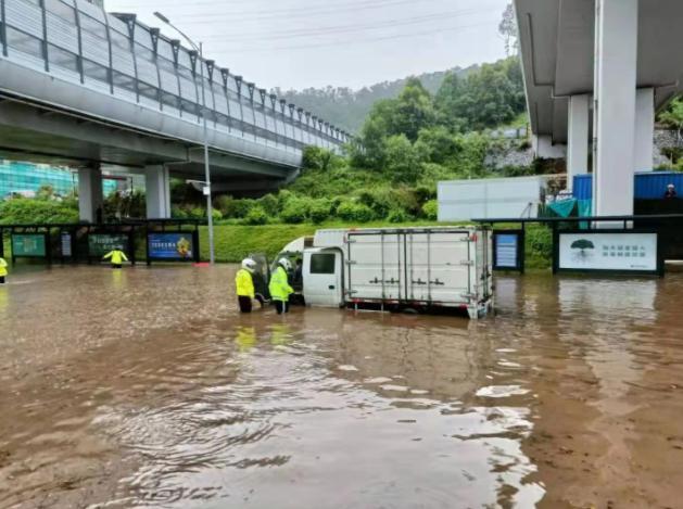 暴雨致罗沙路积水,深圳交警紧急出动救助被困司机