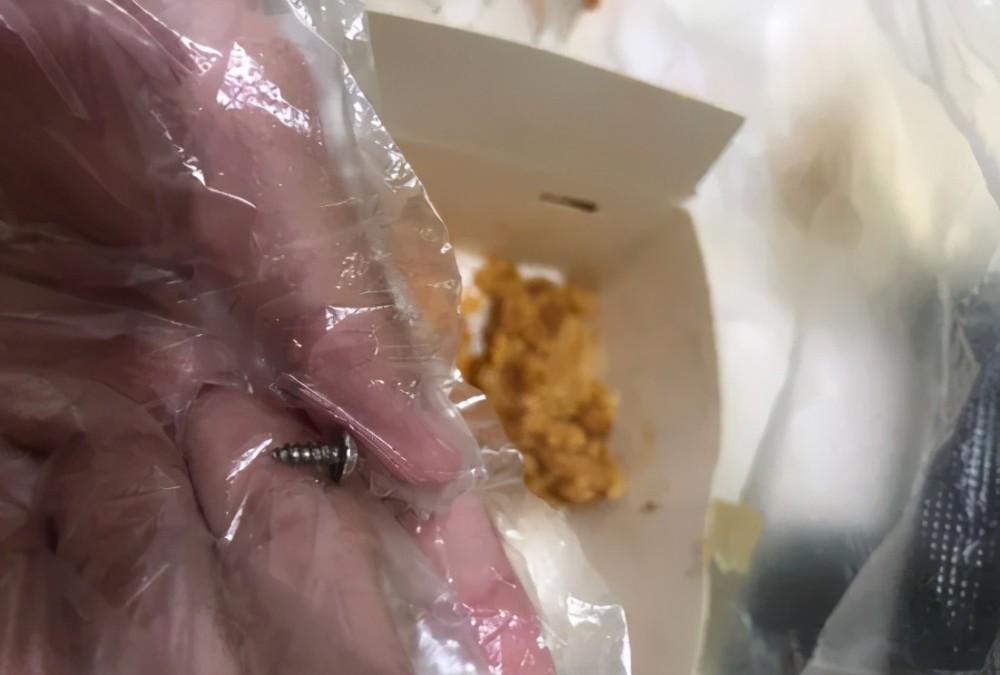 外卖黑心史:日销10000份的网红炸鸡店被曝光,比你家厕所还脏!