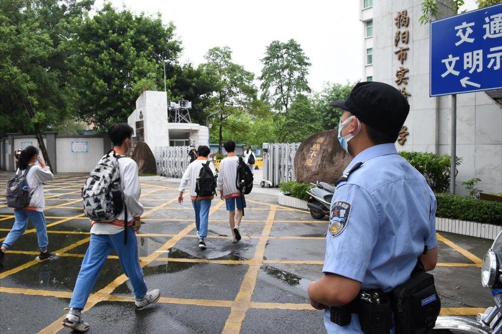 清晨的校園靜悄悄,迎接學生們上學的,是早早守在校門口的藍色制服民警