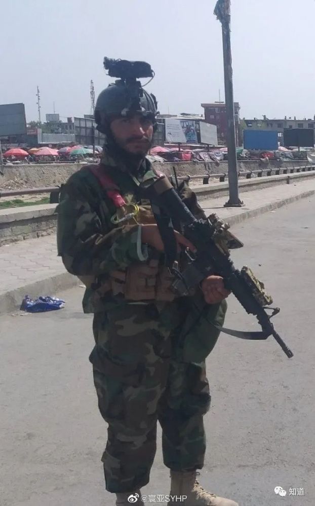 阿富汗街头执勤的塔利班美械师