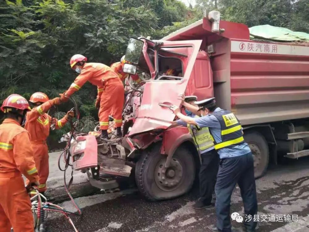 追尾货车司机受困路政队员紧急救援