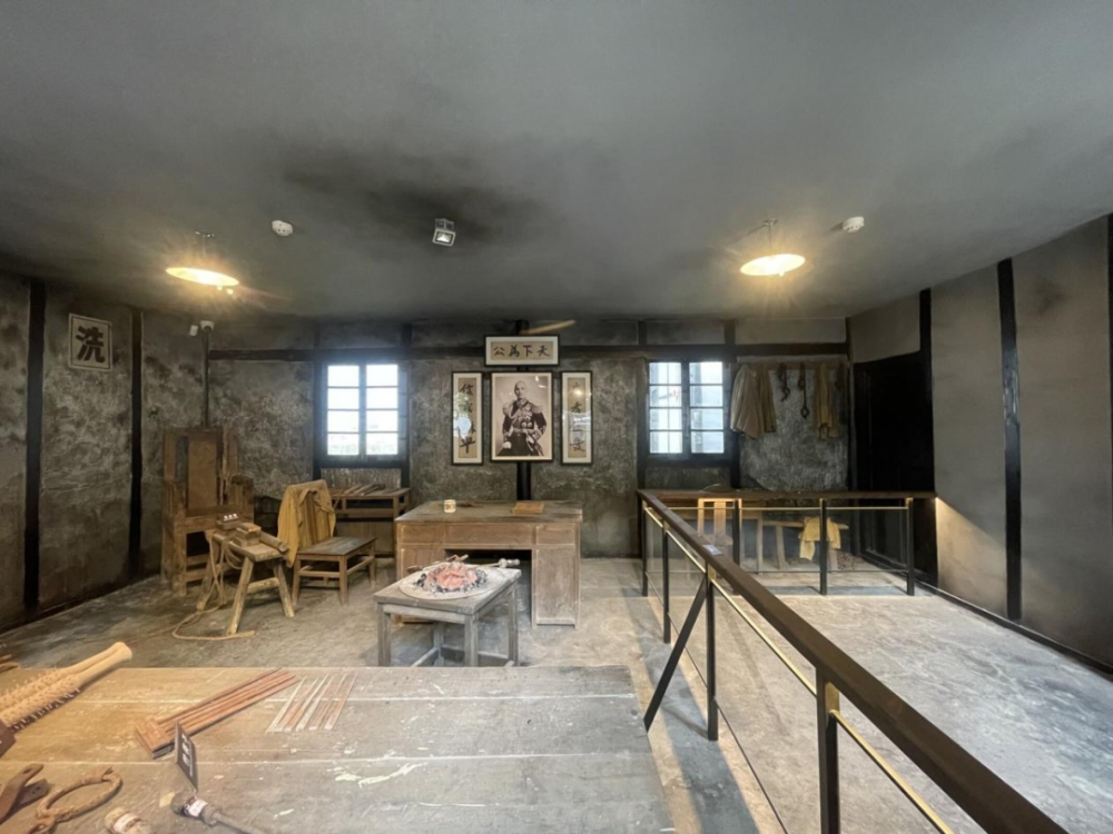 个小煤窑,它三面环山,一面临沟,正是这样的隐蔽地形被国民党特工利用