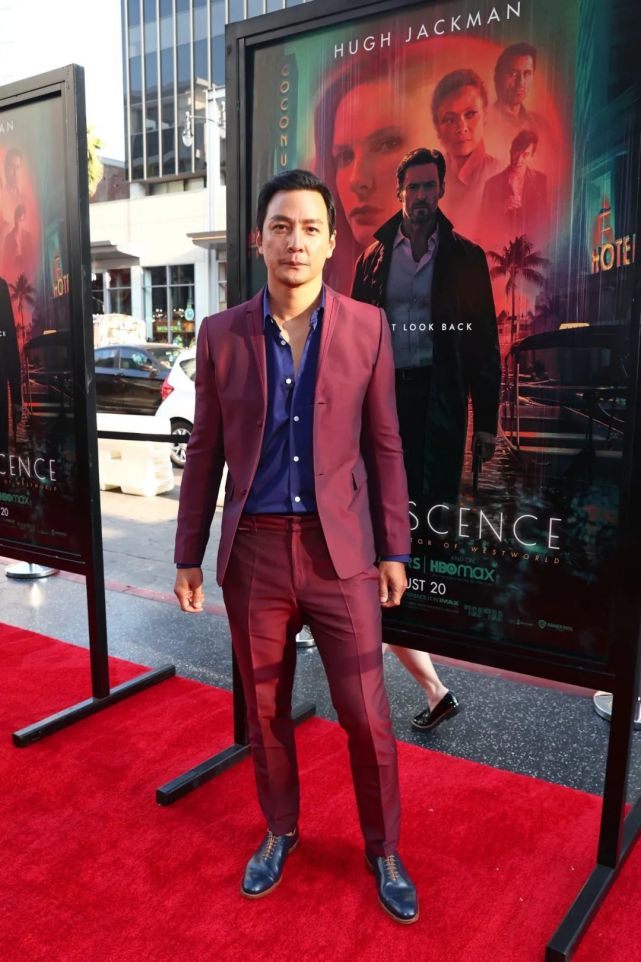 47岁吴彦祖男神归位!高调出席新片首映礼,酒红西装尽显熟男魅力