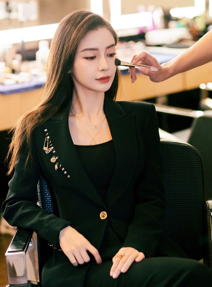 baby不演戏更受欢迎穿一身黑西装霸气亮相金属扣子增加华丽感