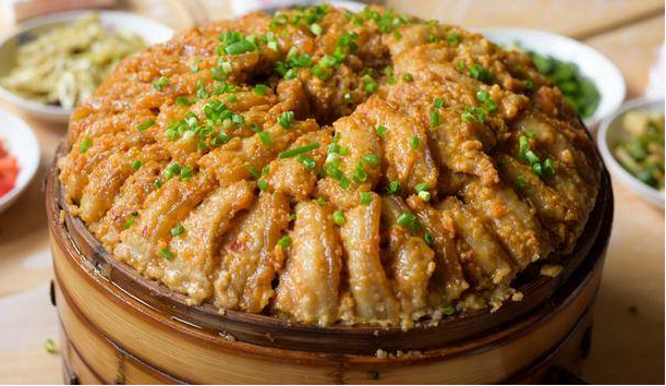 "鲊"其实是粉蒸菜的一种独特称呼,而在赤水,粉蒸菜的代表当属蒸笼鲊.