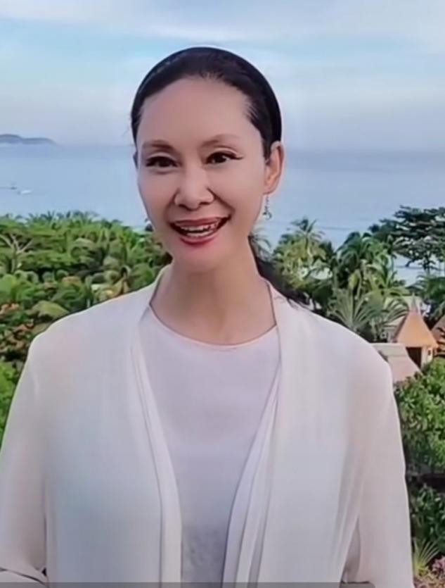 56岁于文华海边跳舞嗨玩!扭腰摆胯太兴奋,大玩高难度空中一字马