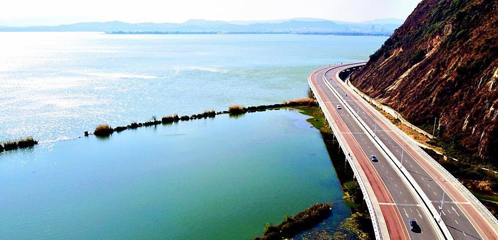 航拍昆明滇池环湖南路最美水上公路