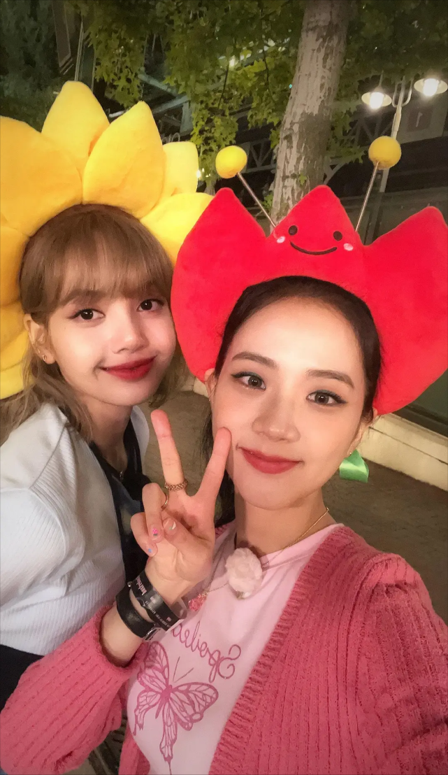 lisa智秀晒亲密贴脸自拍无意透露回归妆发网友荔枝cp发糖了
