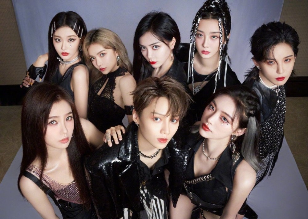 the9大合影女孩们真飒虽然都是女团风打扮但虞书欣明显不一样