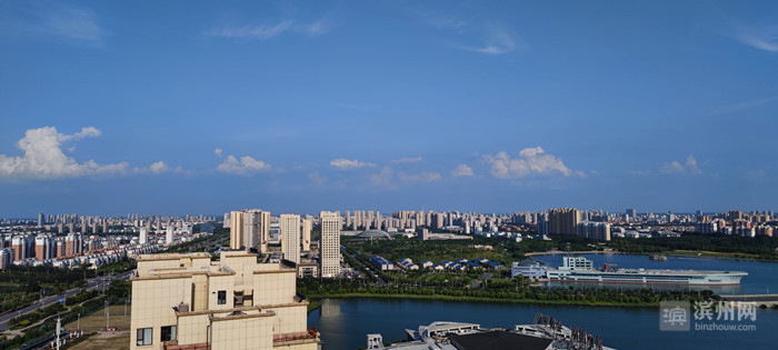 站在中海壹号的楼顶 俯瞰滨州市容 让人心旷神怡 从位于市区偏西北的