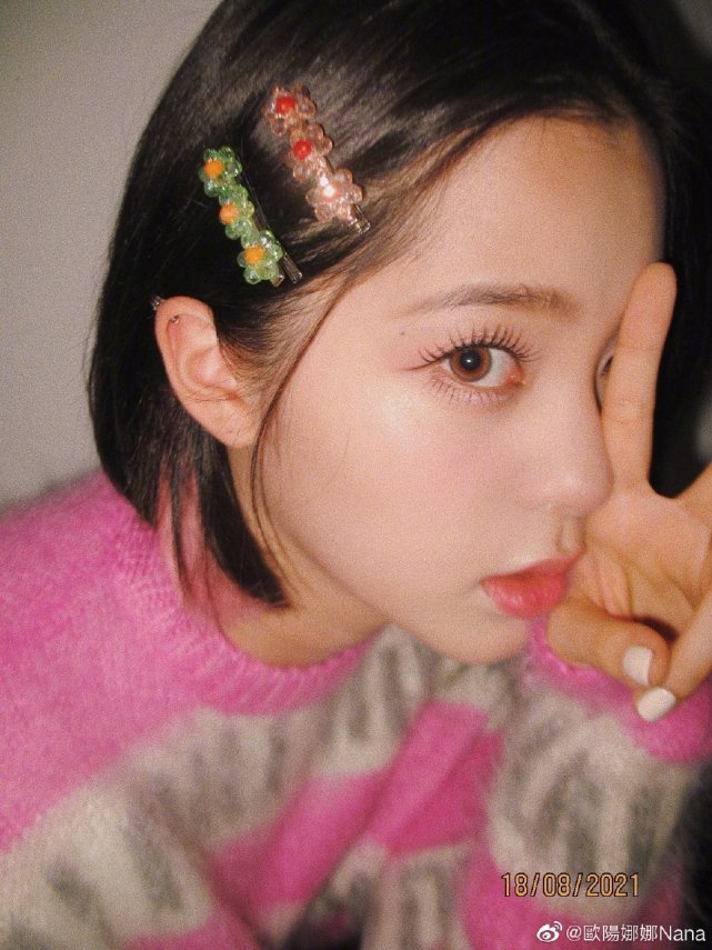 欧阳娜娜|酷girl的粉红色挂耳染配毛衣