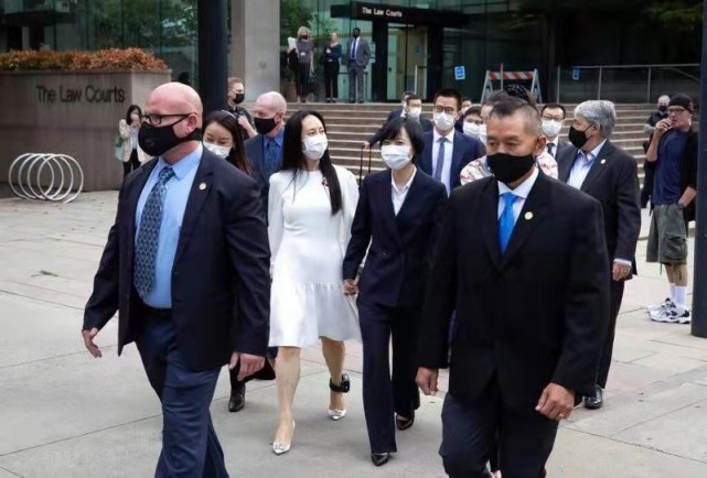 孟晚舟罕见变小女人穿小白裙减龄好几岁不敢认名媛千金大变样