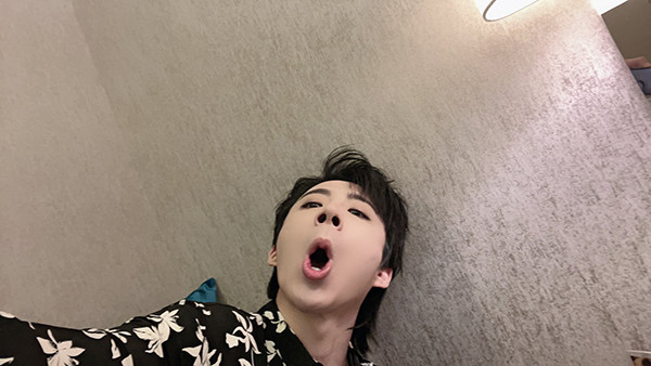 刘宇宁晒自拍称又省一笔帅气幽默再次圈粉