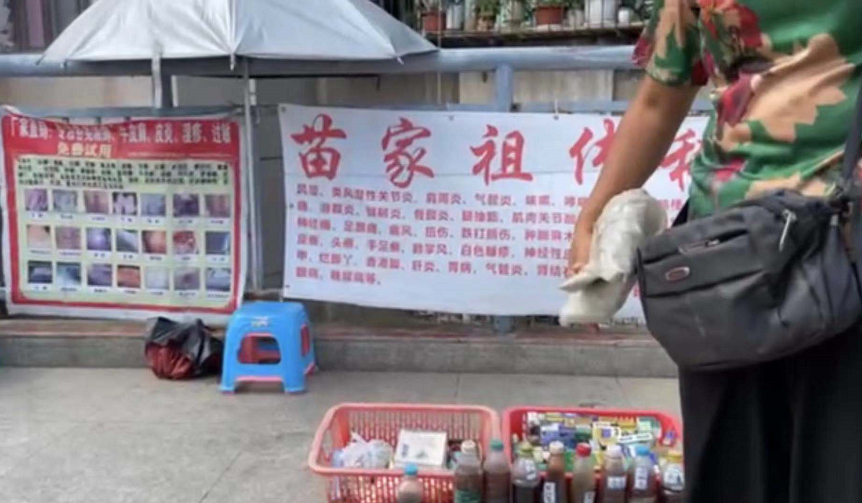 最近有群众给《百姓关注》反映,贵阳二戈寨天桥上,长期有一名自称能包