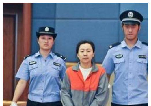 女贪官潘玉梅:我在家藏了26斤钱,近百名男人与我纠缠不清!_腾讯新闻