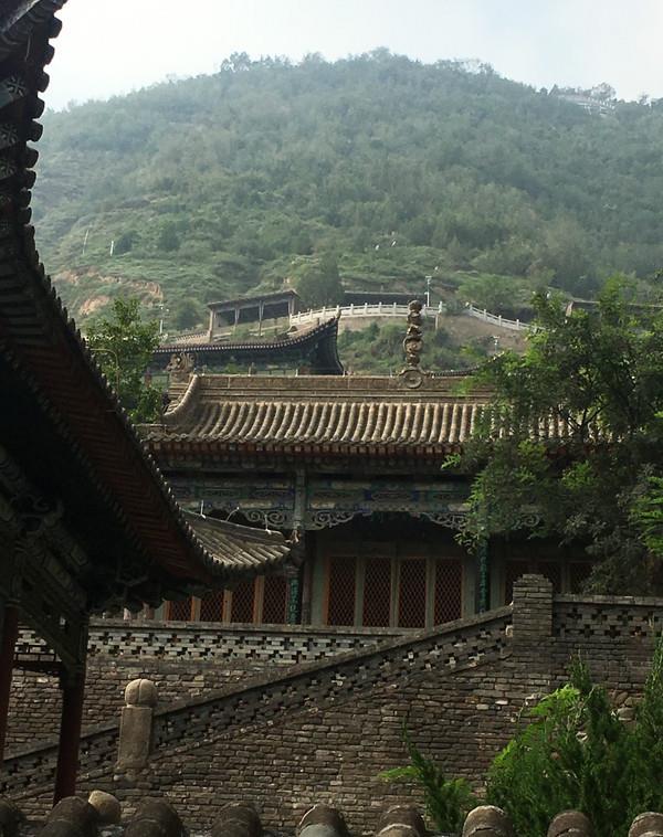 五泉山是兰州最高的山山上有五眼泉水神了