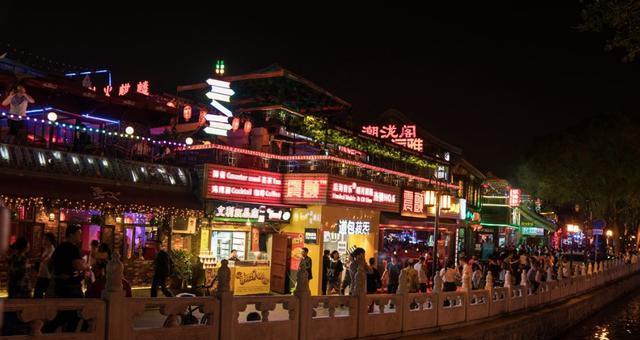 北京夜晚最繁华的街道,释放着年轻人压力,也留下了辛酸苦辣