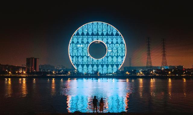 广州最丑建筑圆大厦夜晚一开灯竟然如何魔幻