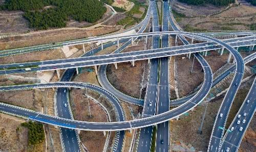 航拍济南最大的互通立交桥,上下共5层12个匝道,纵横交错很壮观